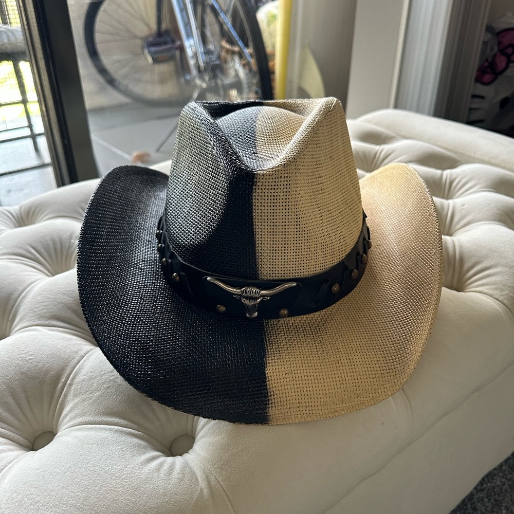 Black and tan cowboy hat.
